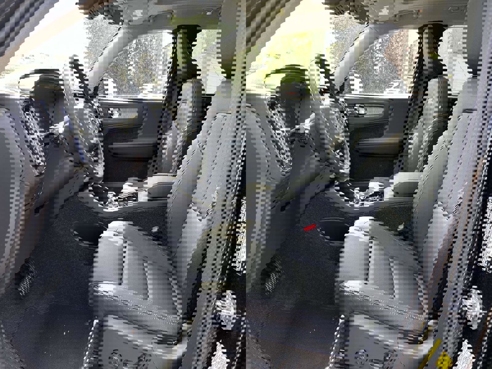 Certified 2025 Volvo XC40 B5 Ultra w/ Climate Package image 16