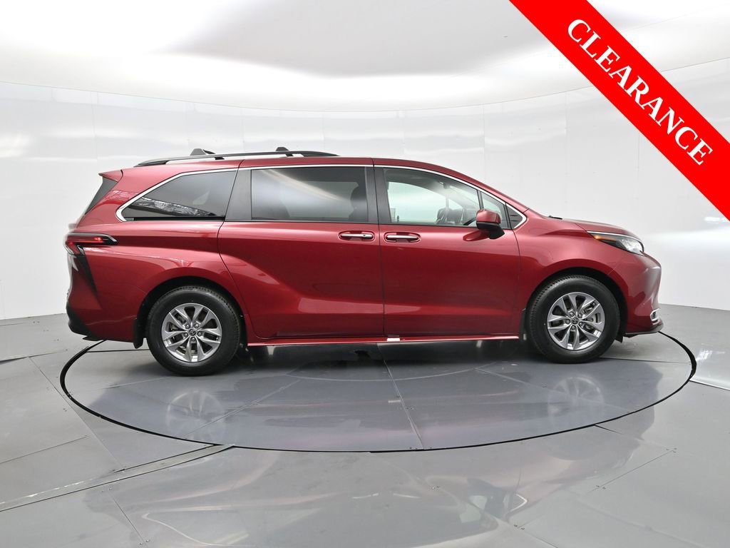 Used 2022 Toyota Sienna XLE image 5
