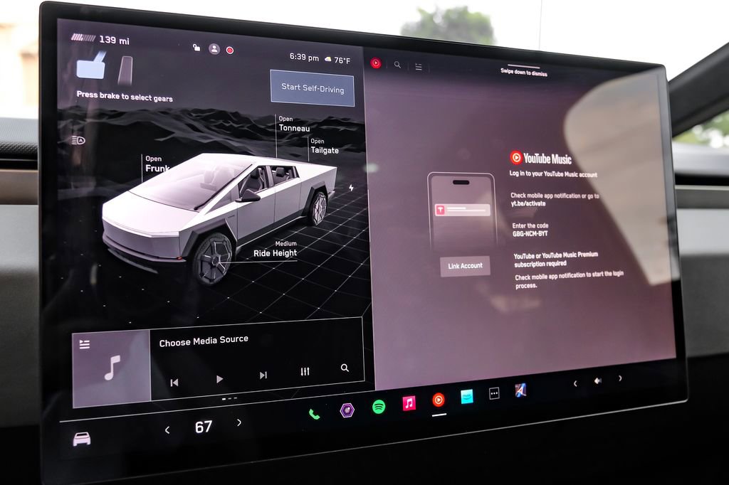 Used 2024 Tesla Cybertruck AWD Crew Cab image 32