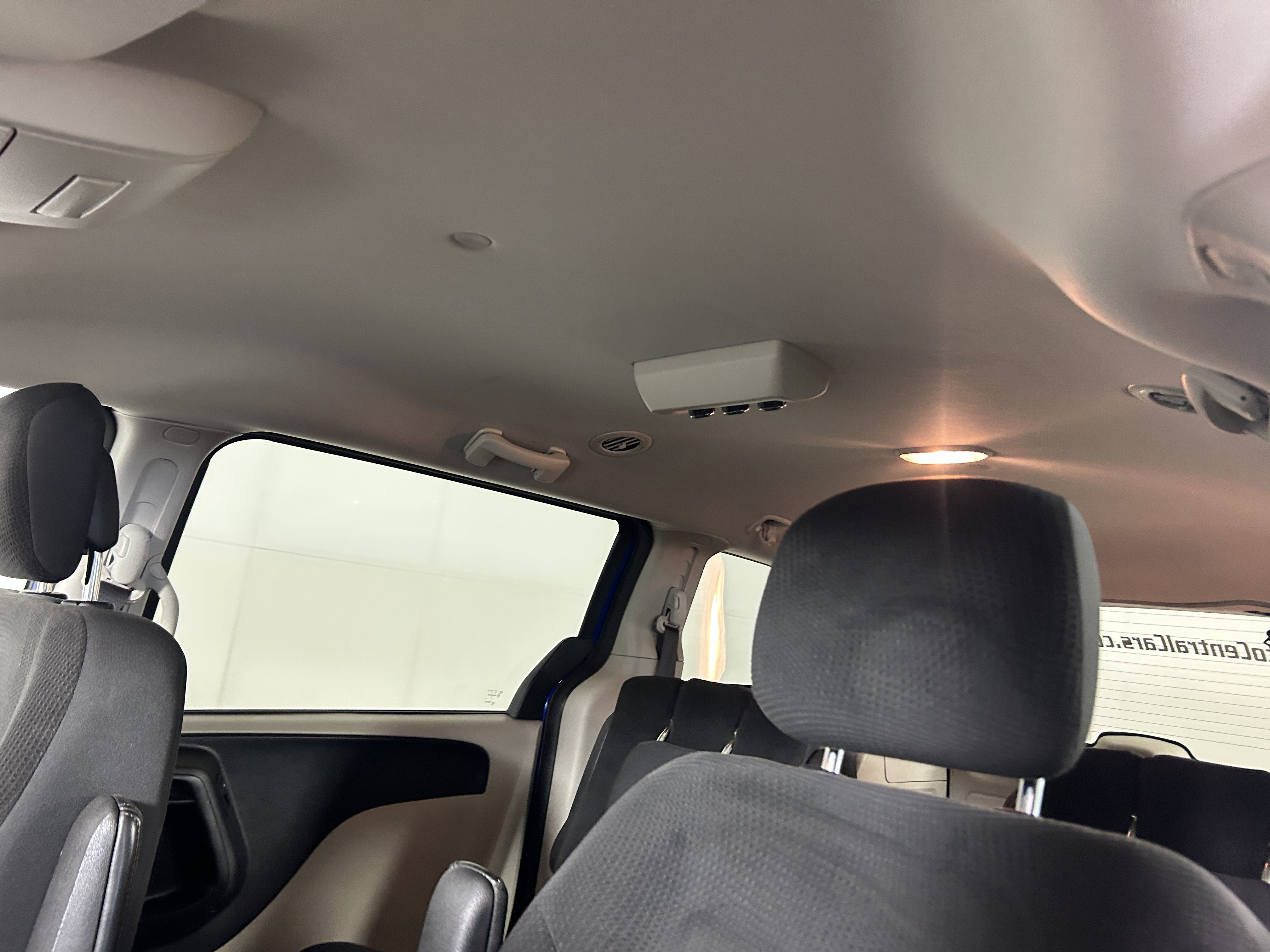 Used 2019 Dodge Grand Caravan SE w/ UConnect Hands-Free Group FWD image 10