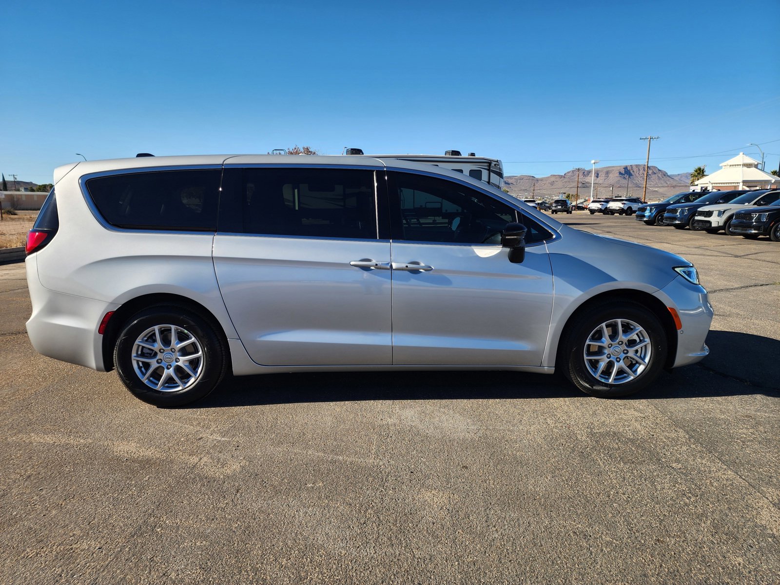 New 2026 Chrysler Pacifica Select FWD image 5