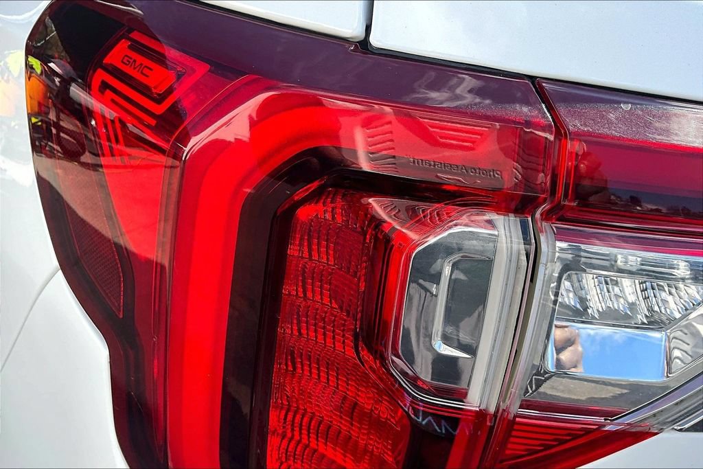 Used 2022 GMC Acadia SLT w/ Technology Package FWD image 22