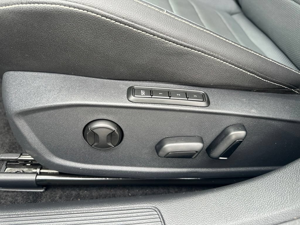 Used 2025 Volkswagen Jetta SEL FWD image 17