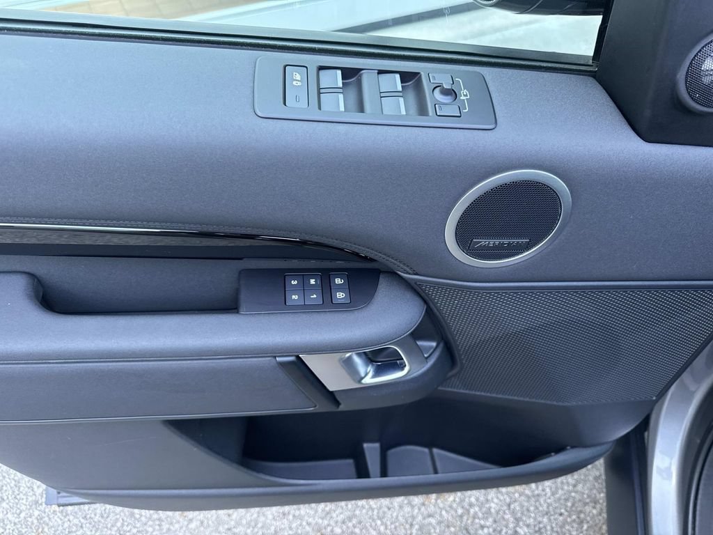 Certified 2025 Land Rover Discovery S AWD/4WD image 18