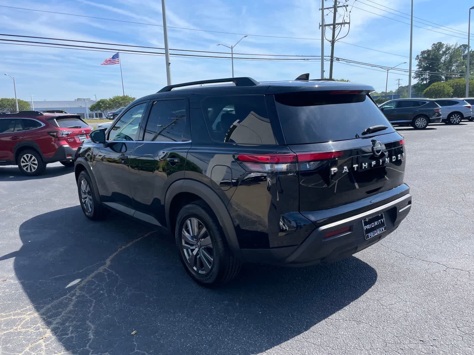 Used 2025 Nissan Pathfinder SV image 3