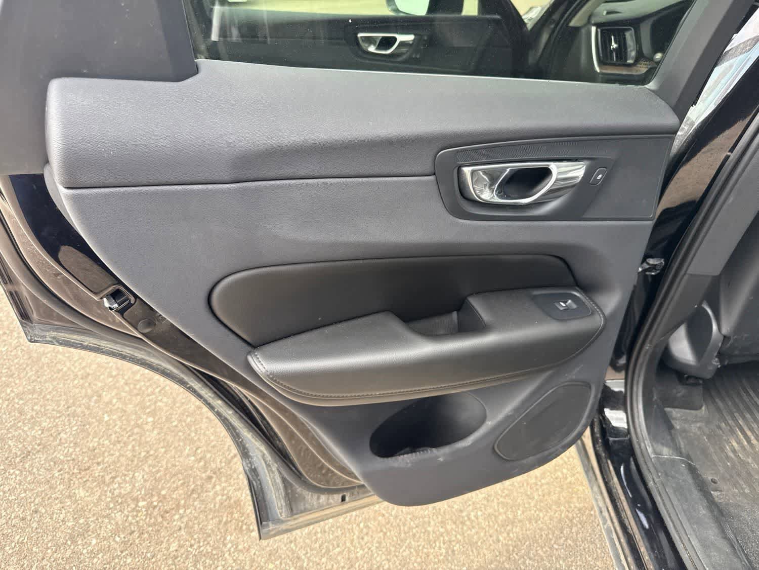 Used 2019 Volvo XC60 T6 Momentum w/ Premium Package AWD/4WD image 18