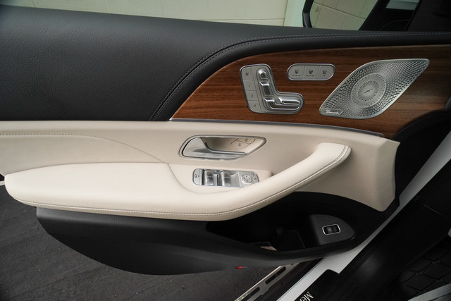 Used 2025 Mercedes-Benz GLS 580 4MATIC image 11