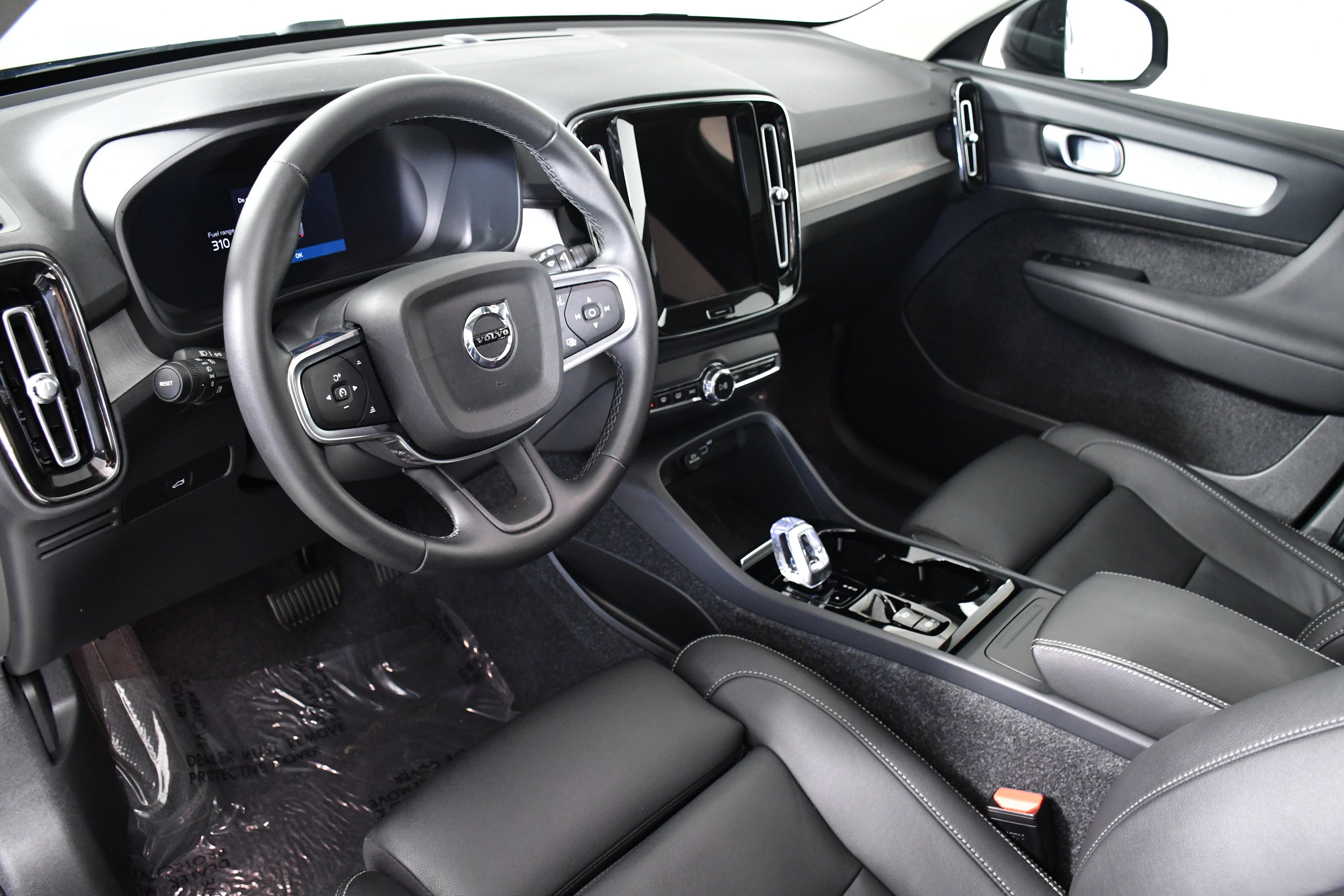 Used 2025 Volvo XC40 B5 Plus image 20