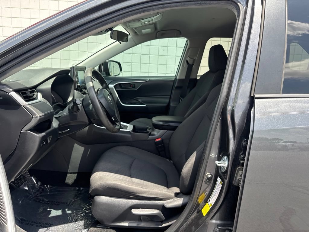 Used 2021 Toyota RAV4 LE FWD image 3