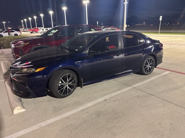 Used 2021 Toyota Camry SE FWD image 2