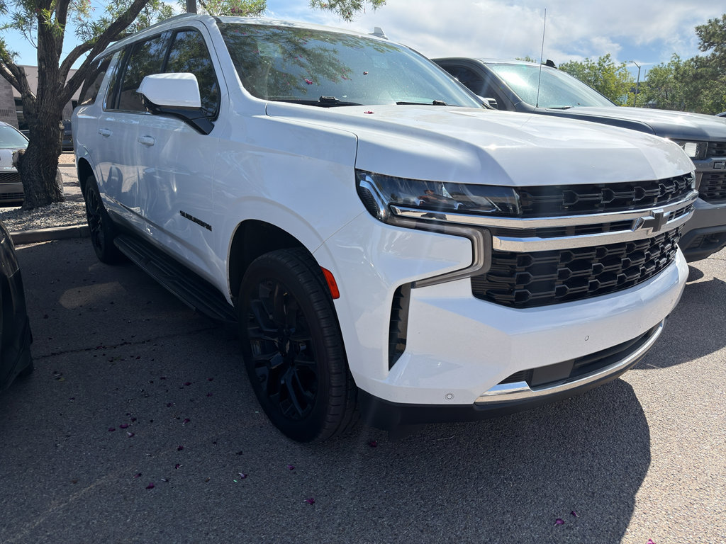 Used 2022 Chevrolet Suburban LS RWD image 3