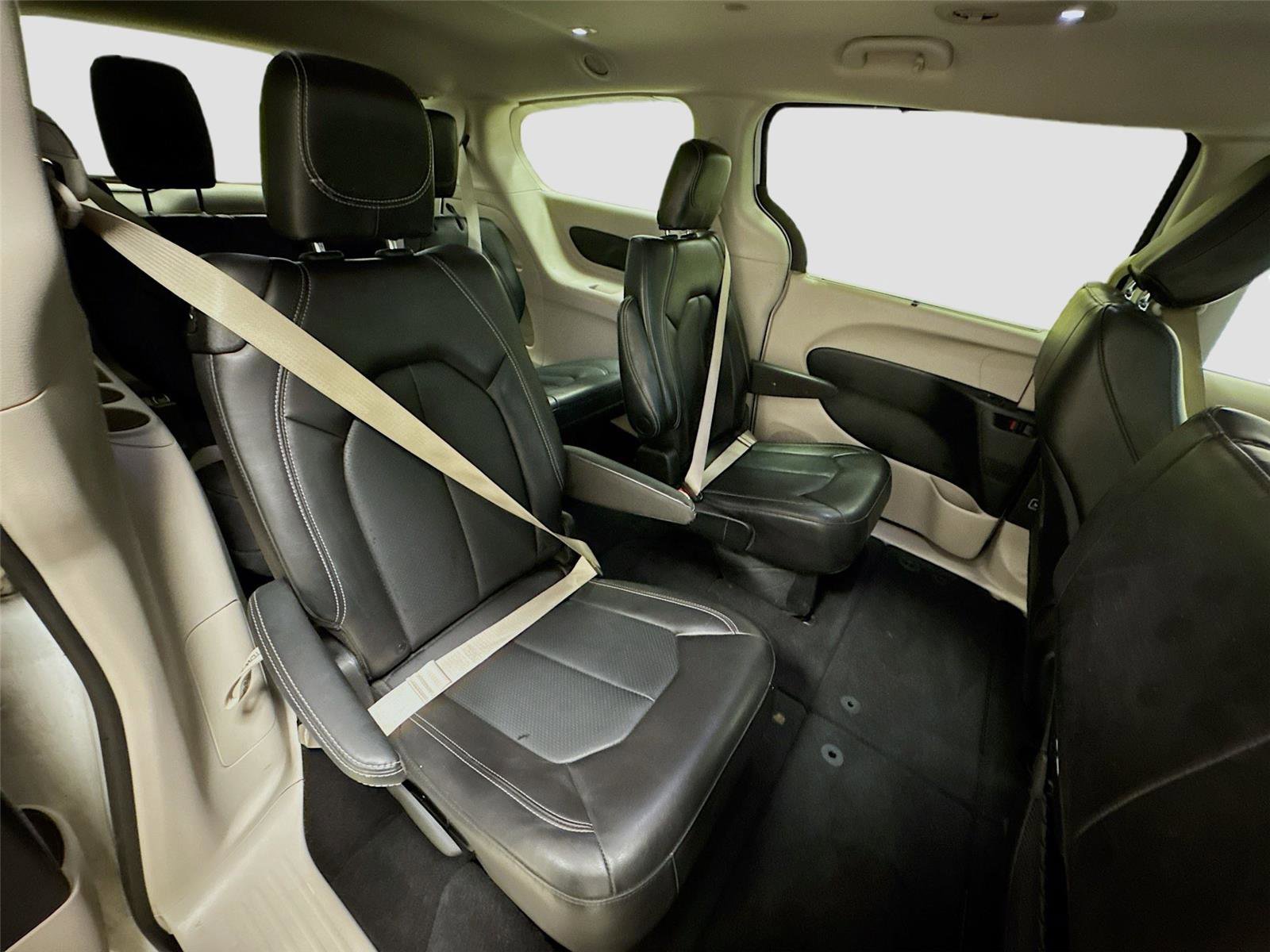 Used 2023 Chrysler Pacifica Touring-L image 27