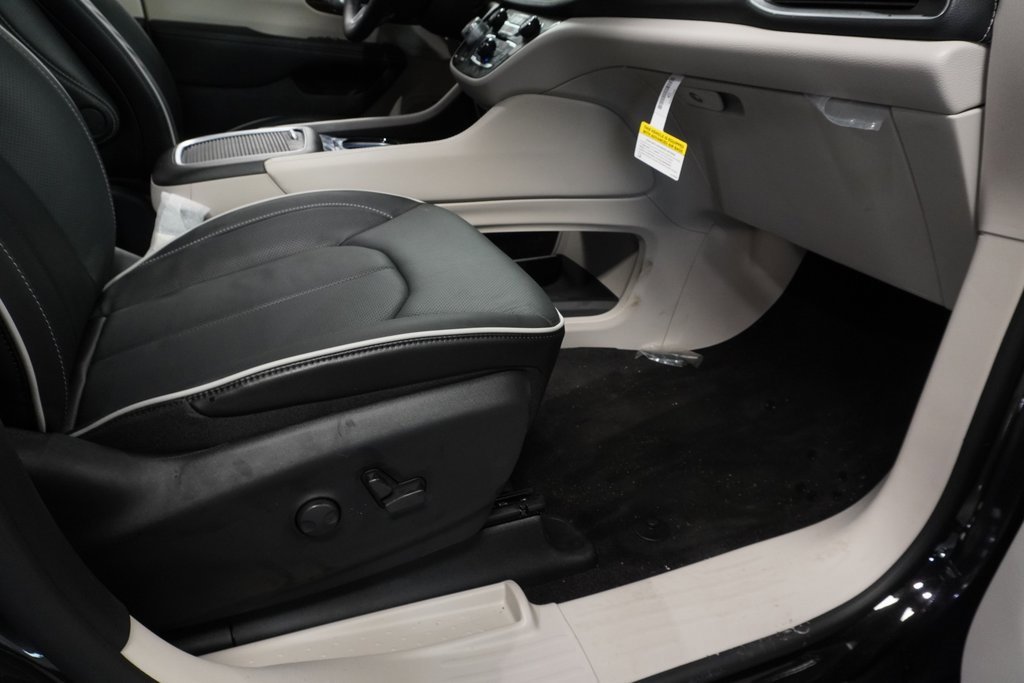 New 2023 Chrysler Pacifica Limited w/ Uconnect Theater Family Group image 36