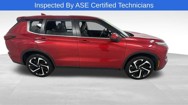 Used 2023 Mitsubishi Outlander SE image 2