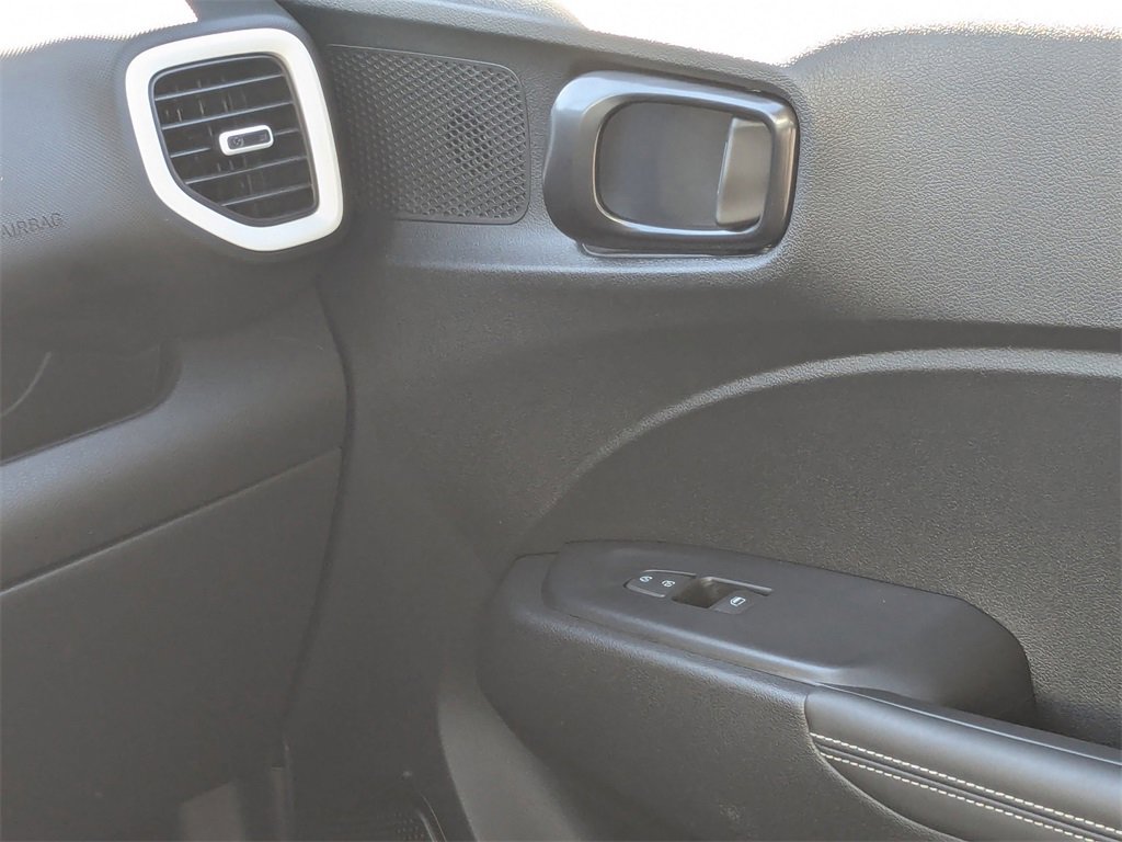 Used 2023 Hyundai Venue Limited image 14