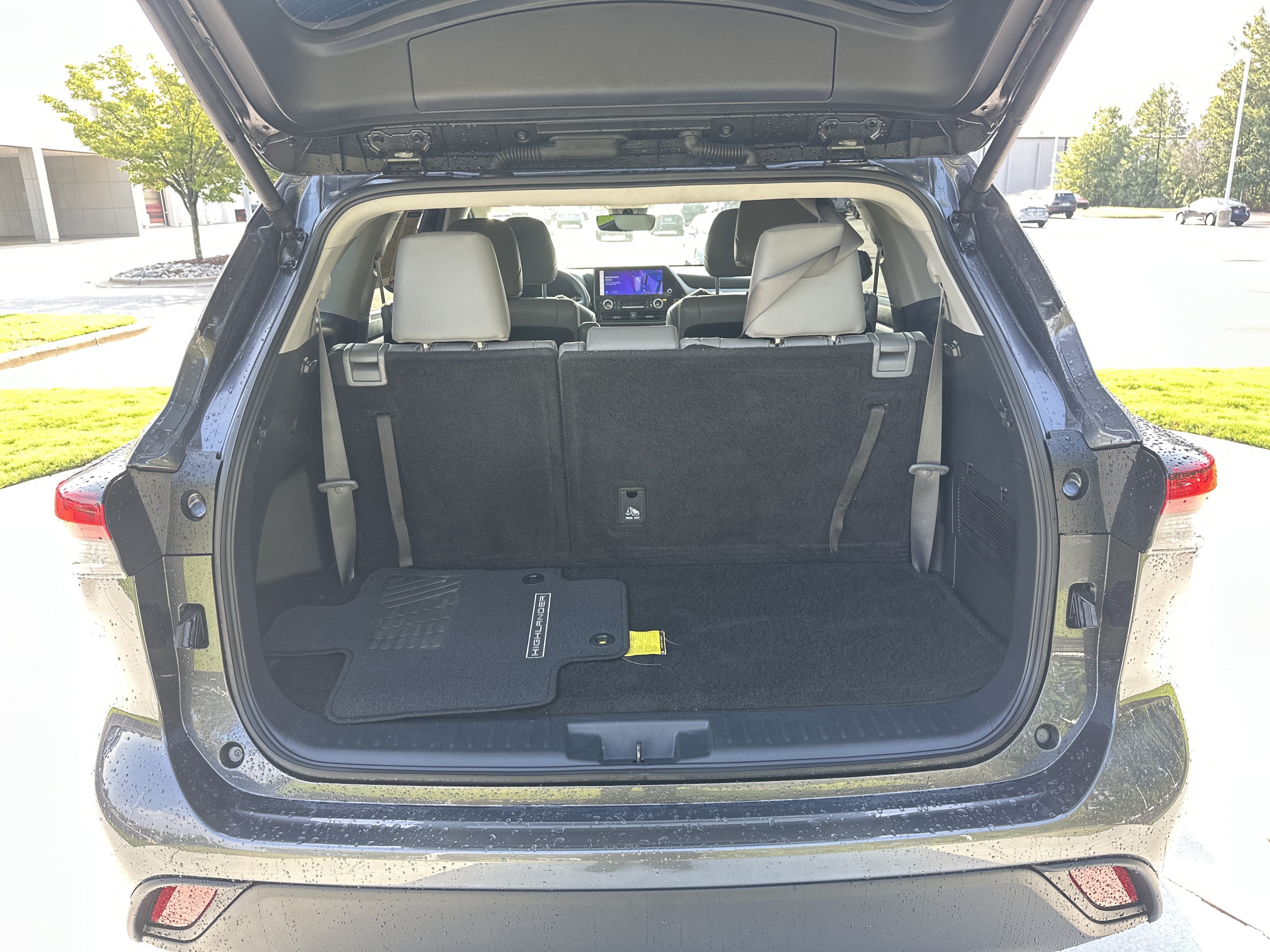 Used 2024 Toyota Highlander XLE FWD image 34