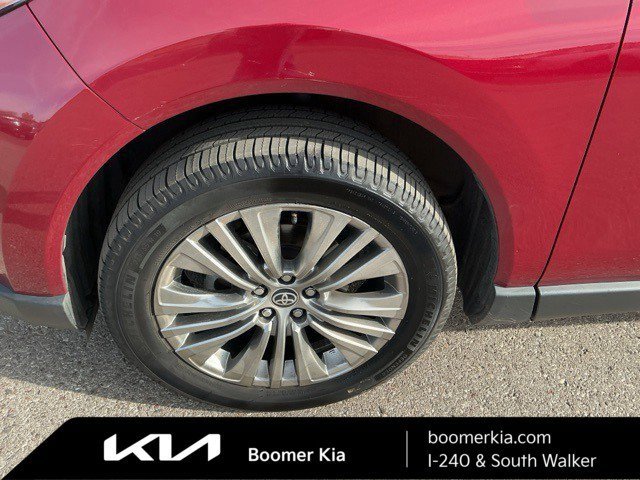 Used 2023 Toyota Venza XLE image 9