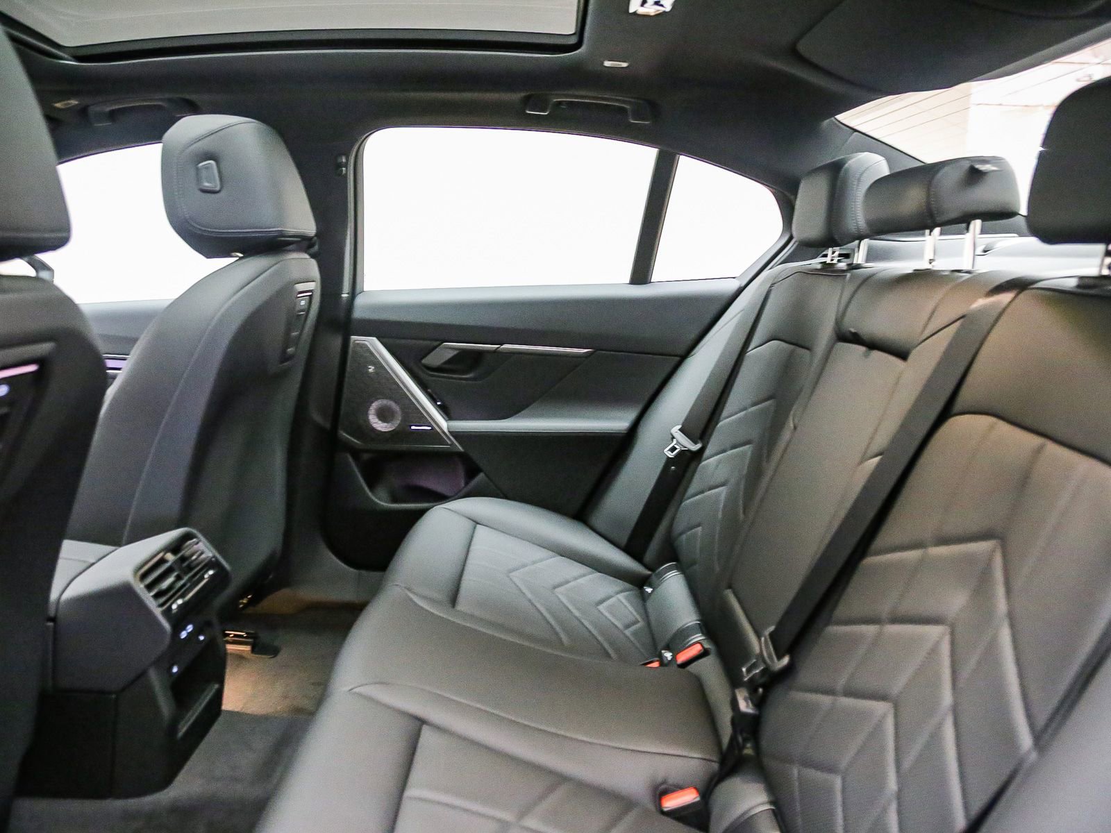 New 2027 BMW 550e xDrive AWD/4WD image 21