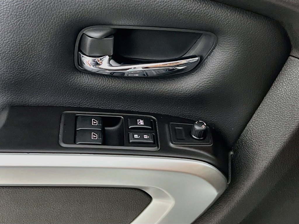 Used 2024 Nissan Titan SV AWD/4WD image 13