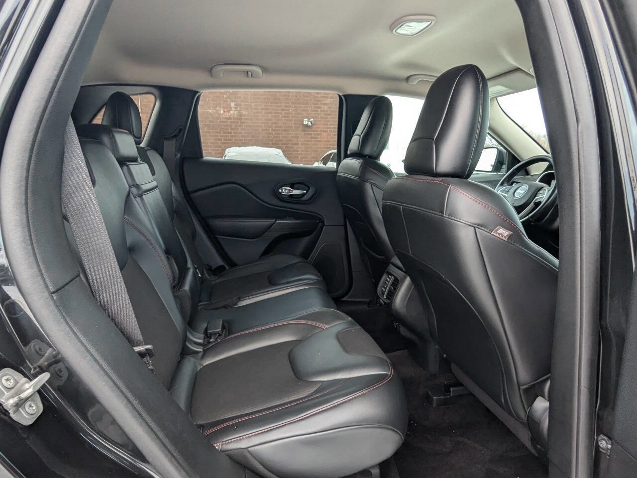 Used 2016 Jeep Cherokee Trailhawk w/ Cold Weather Group image 15