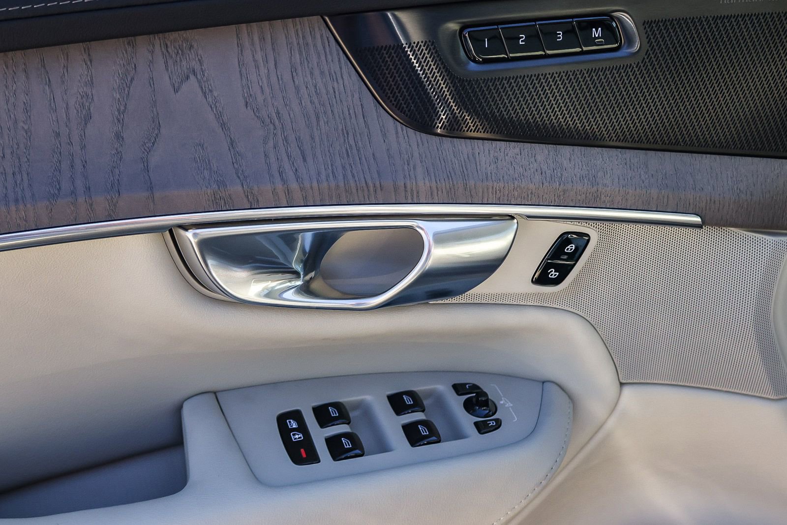 New 2026 Volvo XC90 B6 Ultra w/ Protection Package image 33