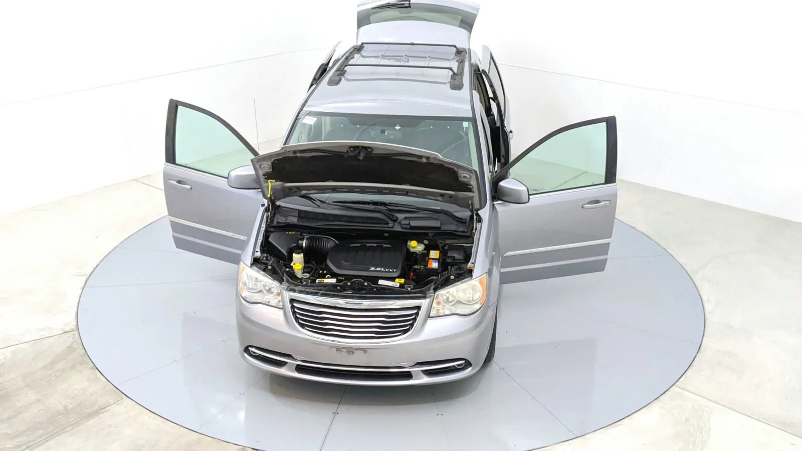 Used 2014 Chrysler Town & Country Touring image 44