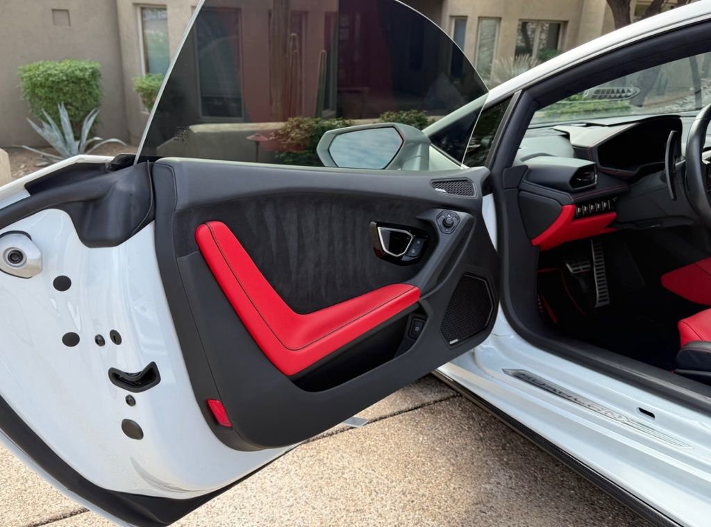 Used 2021 Lamborghini Huracan EVO image 12