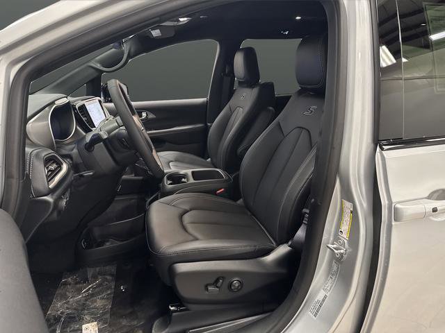 New 2026 Chrysler Pacifica Select w/ S Appearance Package image 4