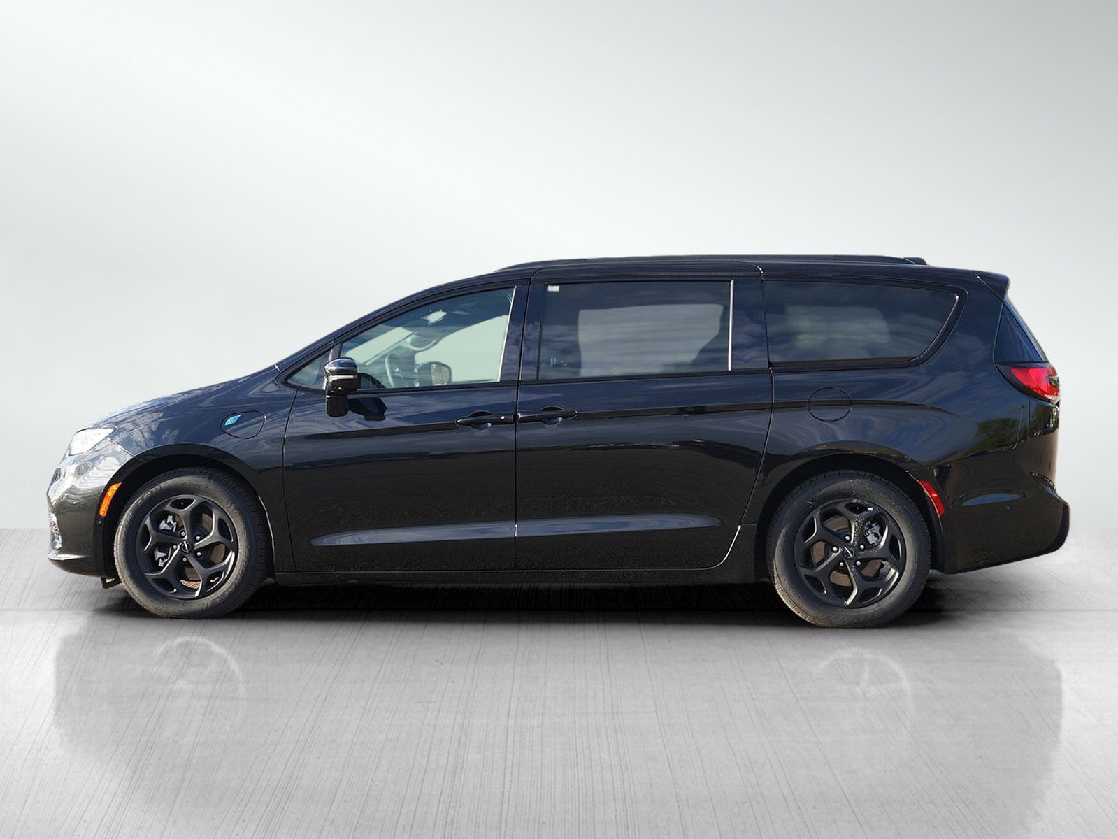 Used 2024 Chrysler Pacifica Premium FWD image 2