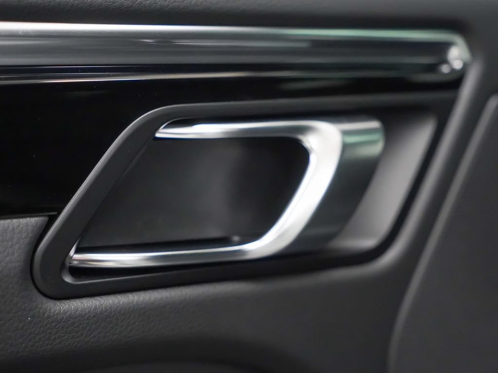 Certified 2026 Porsche Macan AWD/4WD image 15