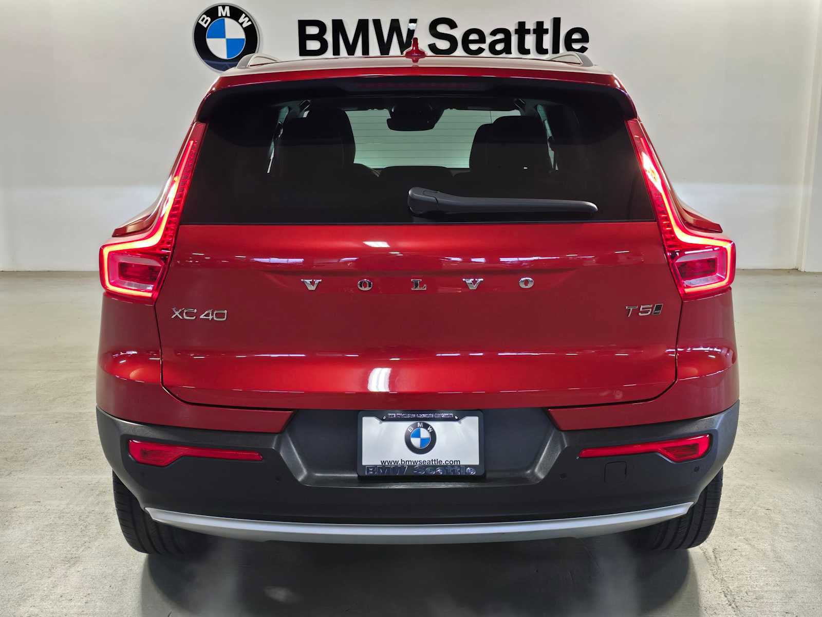 Used 2019 Volvo XC40 T5 Momentum image 5
