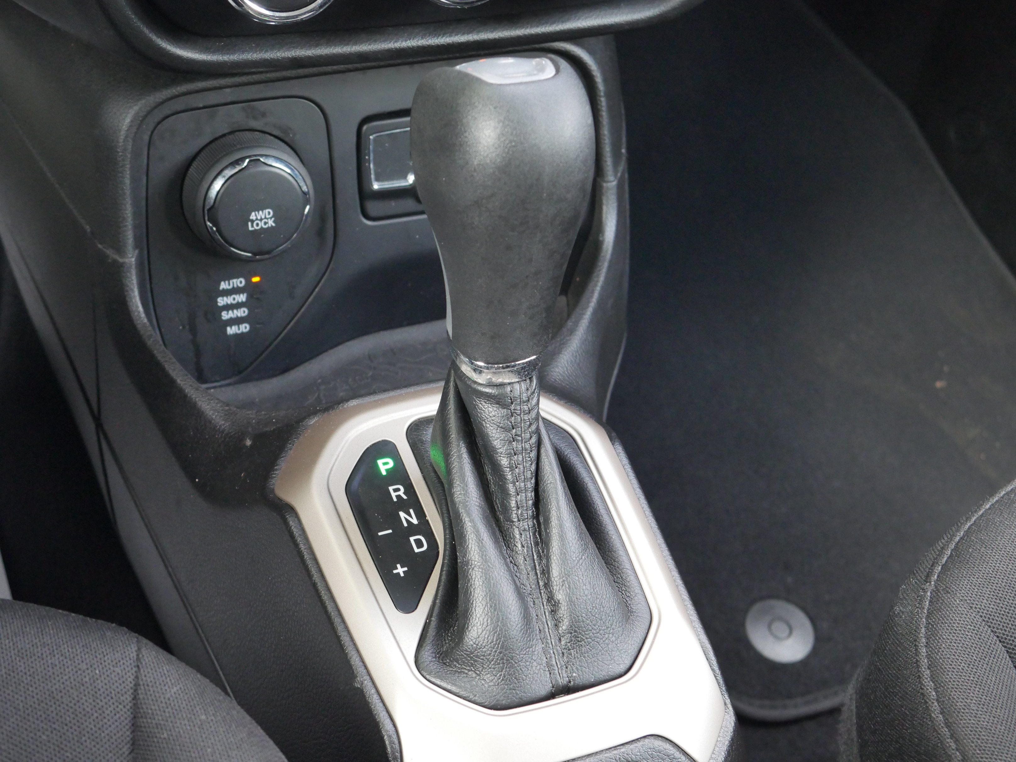 Used 2017 Jeep Renegade Latitude AWD/4WD image 14