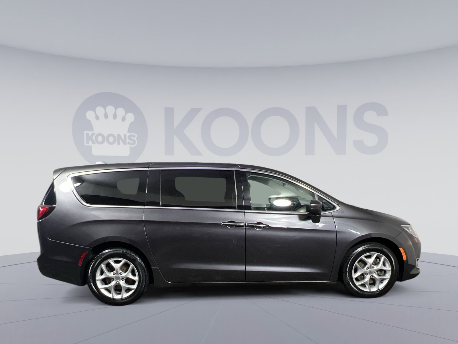 Used 2019 Chrysler Pacifica Touring Plus w/ Tire & Wheel Group FWD image 12