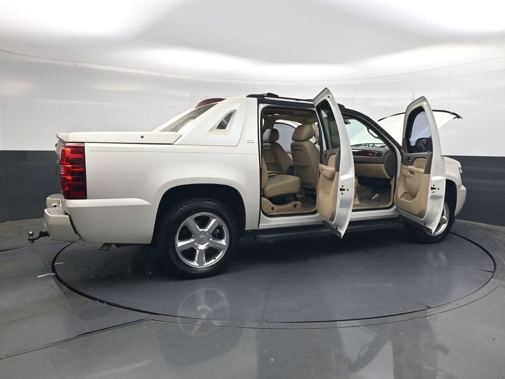 Used 2011 Chevrolet Avalanche LTZ AWD/4WD image 30