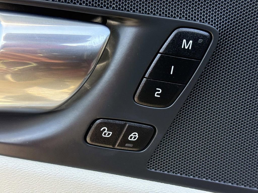 Used 2022 Volvo XC60 B5 Momentum w/ Climate Package image 24