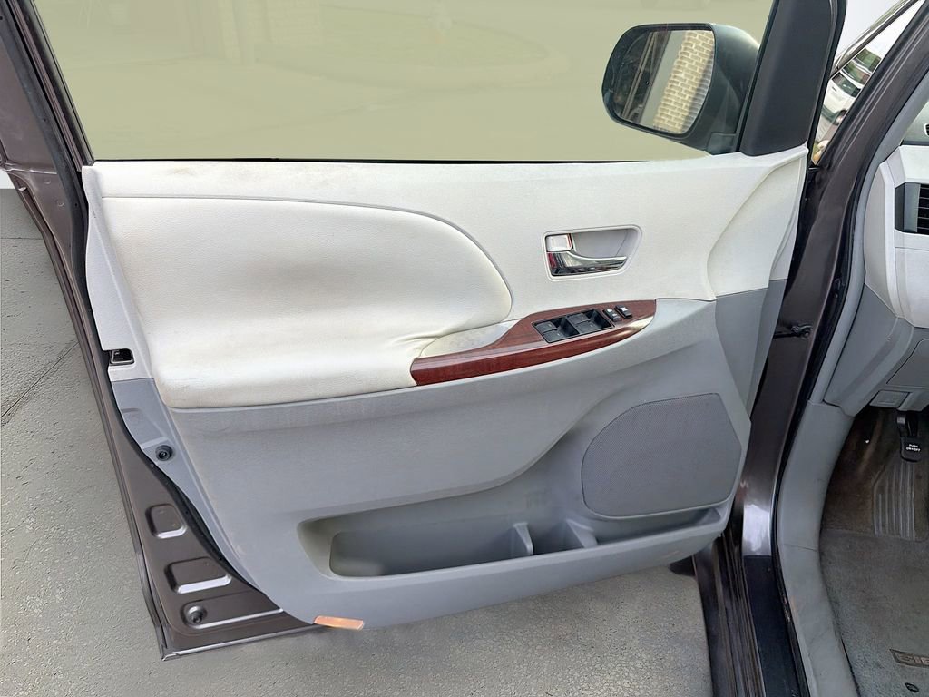 Used 2011 Toyota Sienna XLE w/ Entertainment Pkg FWD image 23