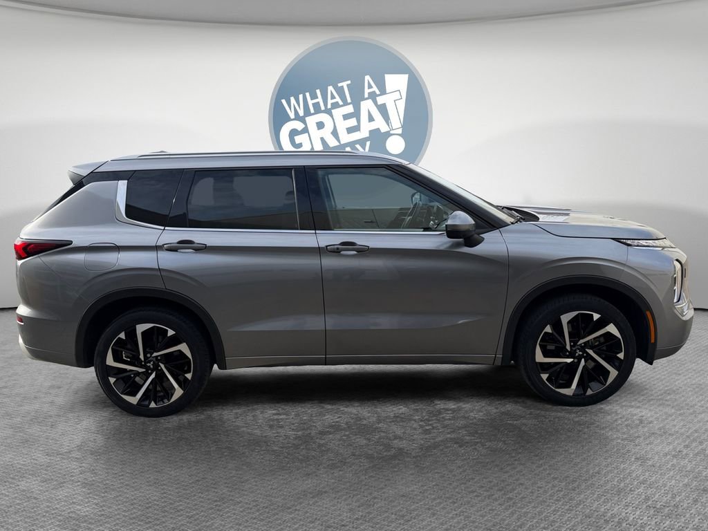Used 2022 Mitsubishi Outlander SEL image 2