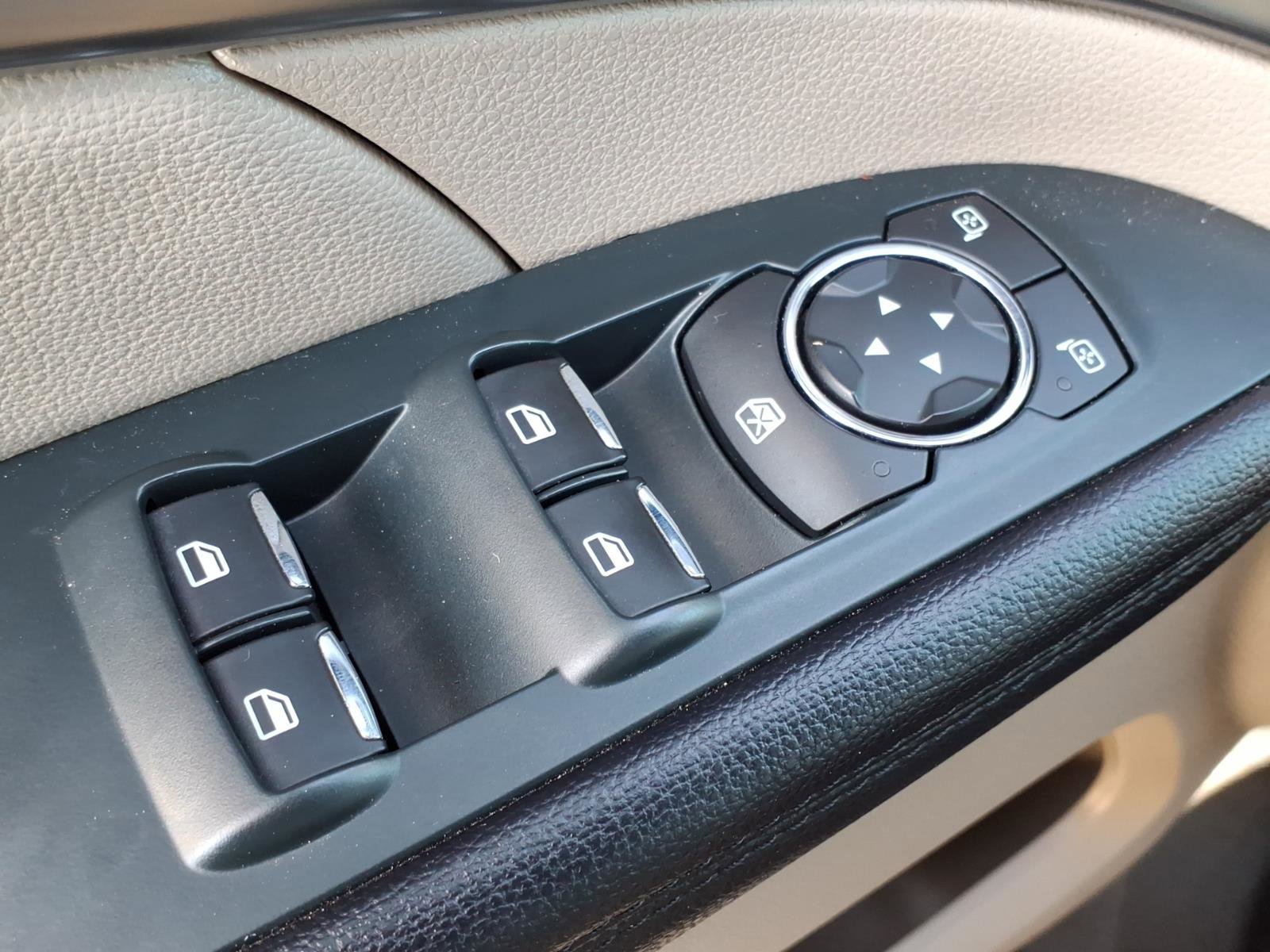 Used 2018 Ford Explorer XLT w/ Equipment Group 202A FWD image 12
