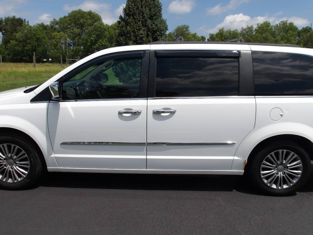Used 2014 Chrysler Town & Country Touring-L w/ Trailer Tow Group FWD image 36