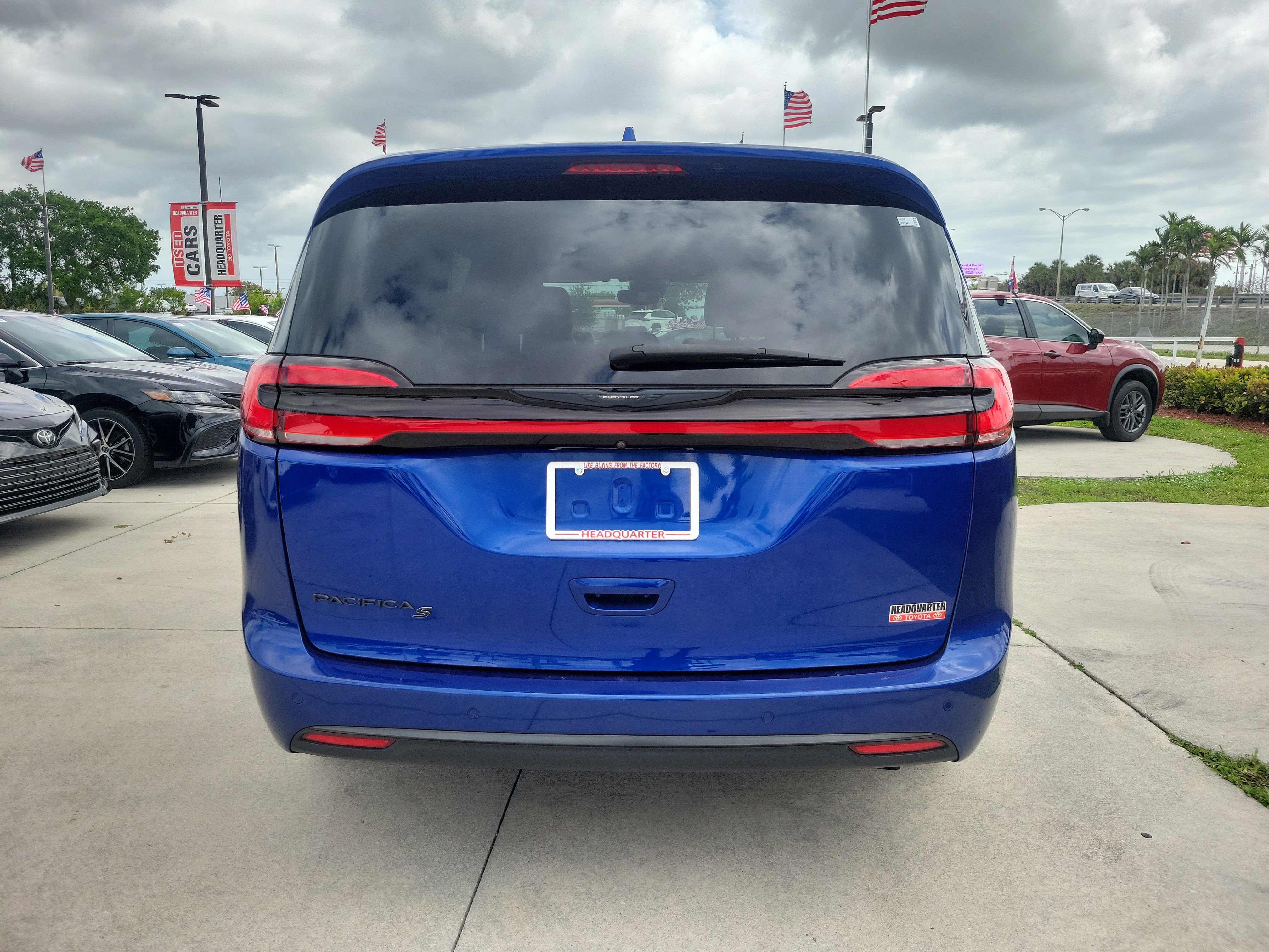 Used 2021 Chrysler Pacifica Touring-L w/ Uconnect Theater Family Group image 10