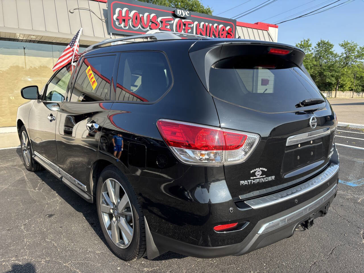 Used 2016 Nissan Pathfinder Platinum w/ Family Entertainment Package AWD/4WD image 3