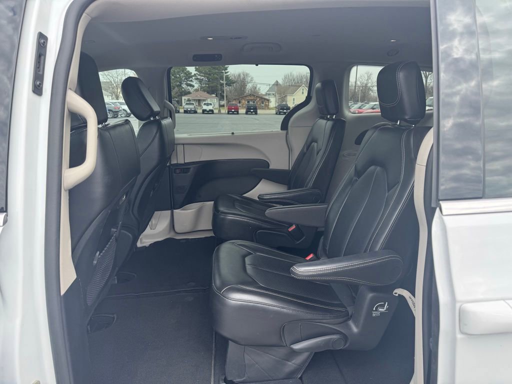 Used 2023 Chrysler Pacifica Touring-L image 20