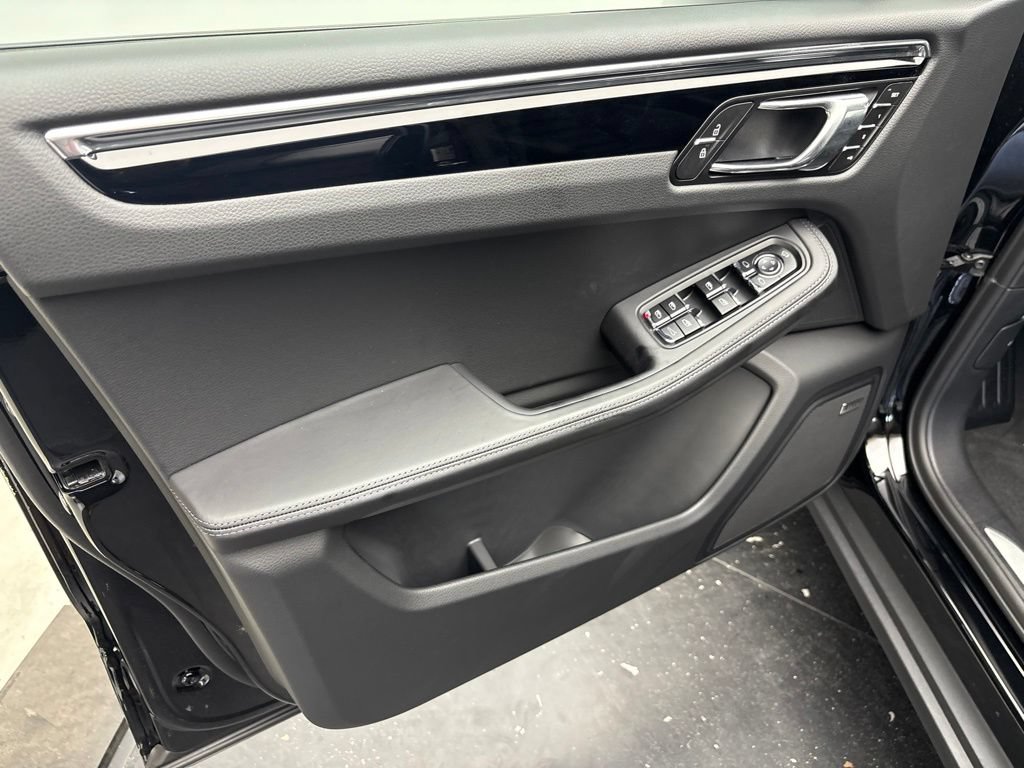 New 2026 Porsche Macan AWD/4WD image 4