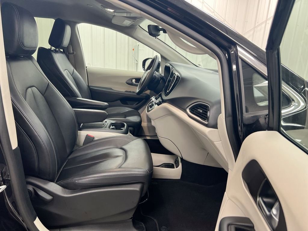 Used 2024 Chrysler Pacifica Touring-L image 21