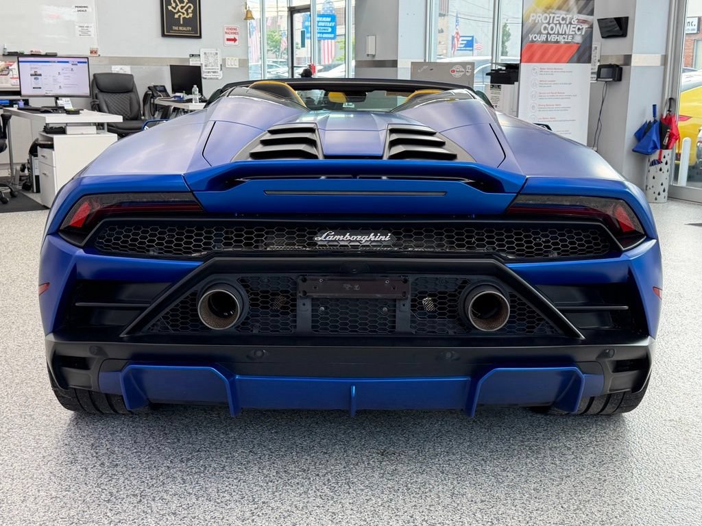 Used 2022 Lamborghini Huracan EVO RWD image 9
