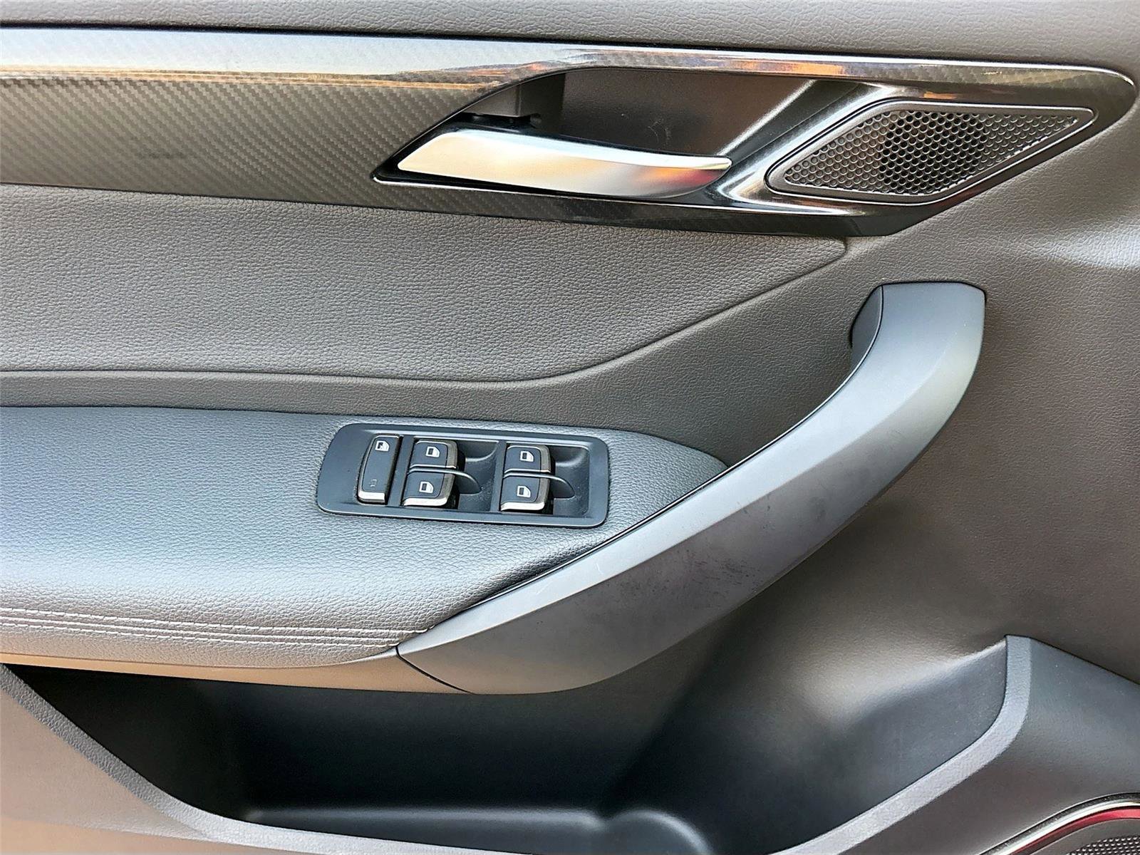 New 2025 VinFast VF 8 Eco image 18