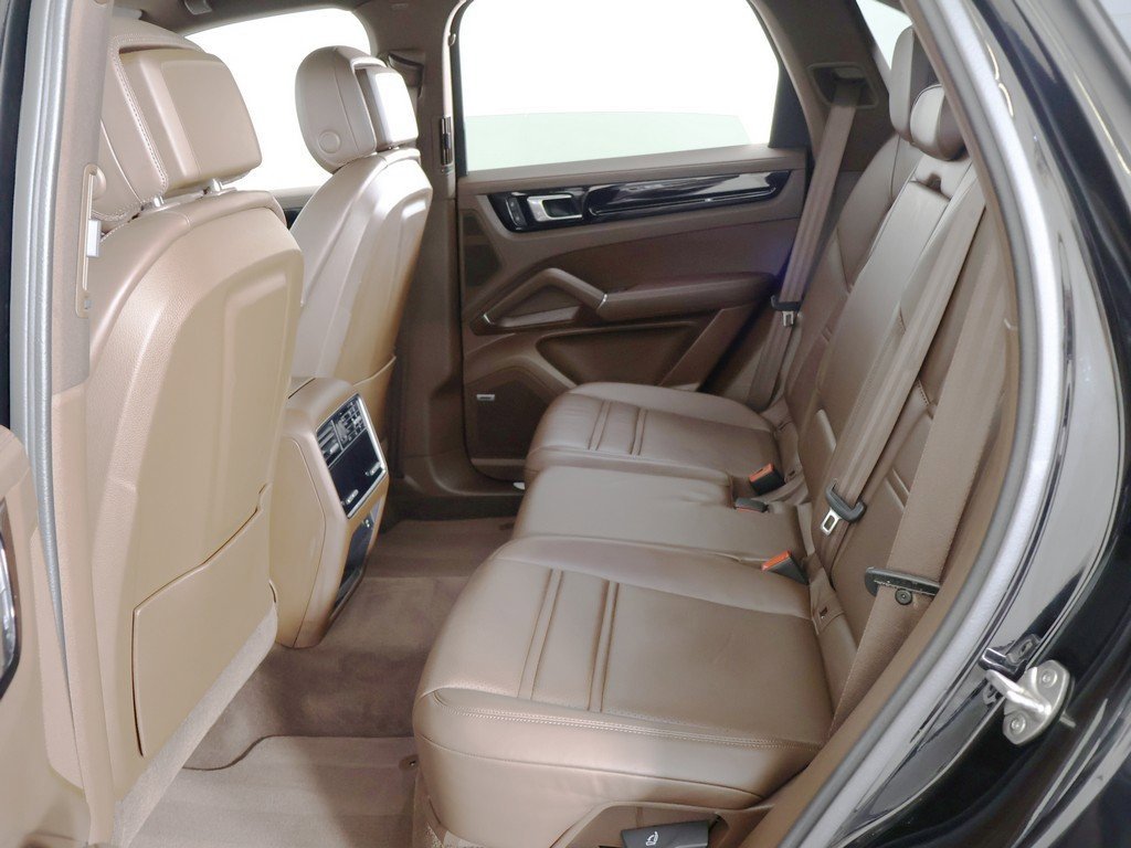 Used 2023 Porsche Cayenne Platinum Edition image 39