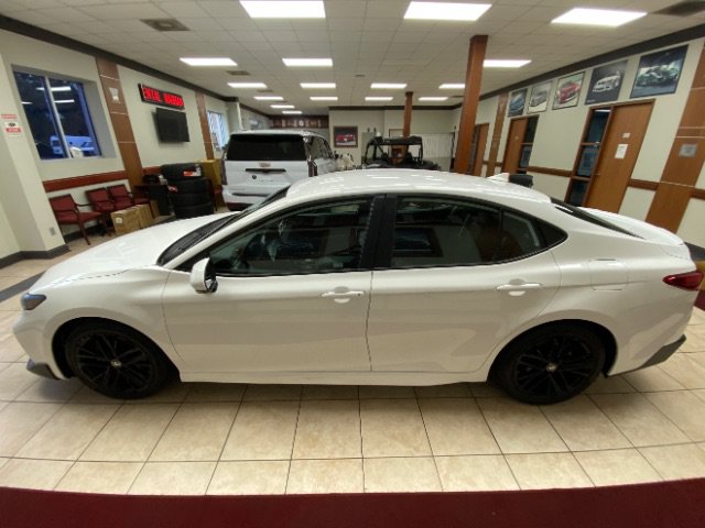 Used 2025 Toyota Camry SE FWD image 2