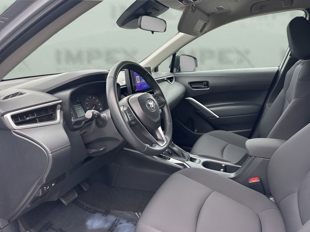 Used 2025 Toyota Corolla Cross LE image 9