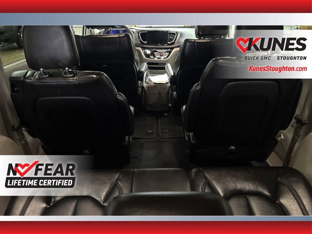 Used 2024 Chrysler Pacifica Touring-L FWD image 16